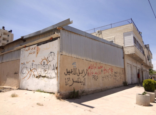 La construcción junto a la cual Nowarrah y Abu Thaher fueron abatidos. Sus nombres han sido pintados en rojo sobre el muro.