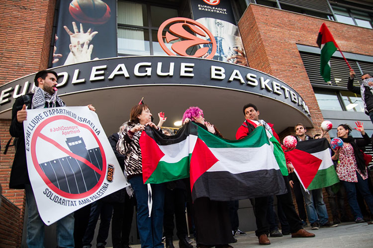 Concentración en la sede barcelonesa de la Euroliga de baloncesto el 10 de marzo / Sergi Pujolar