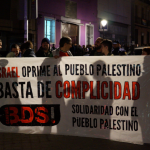 Protesta en la Sala Caracol ante la actuación de Idan Raichel