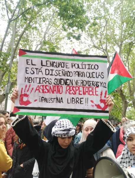 Cartel sobre asesinatos y genocidio en la  manifestación por Palestina del 5 de mayo de 2025